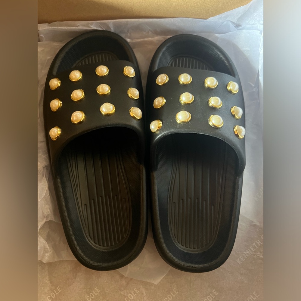 Kenneth Cole Pearl Black Slides Size 5 - Picture 2 of 4